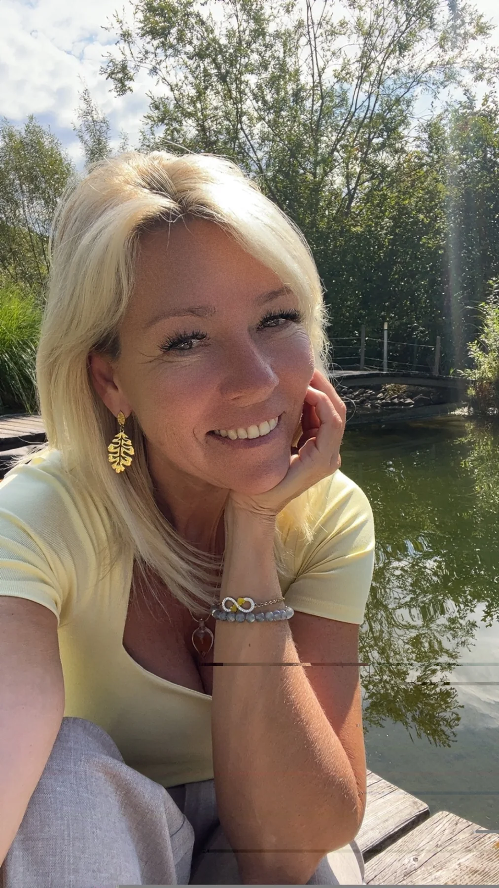 Sabine Kollegger lächelt natürlich am Teich