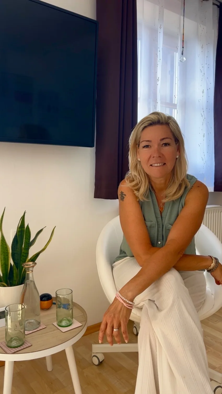 Sabine Kollegger in ihrem Praxisraum